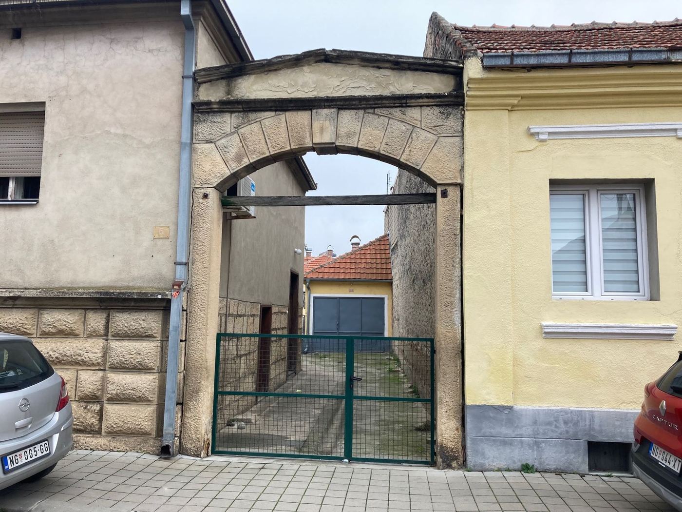 Kapija i dvorište kuće u centru Negotina